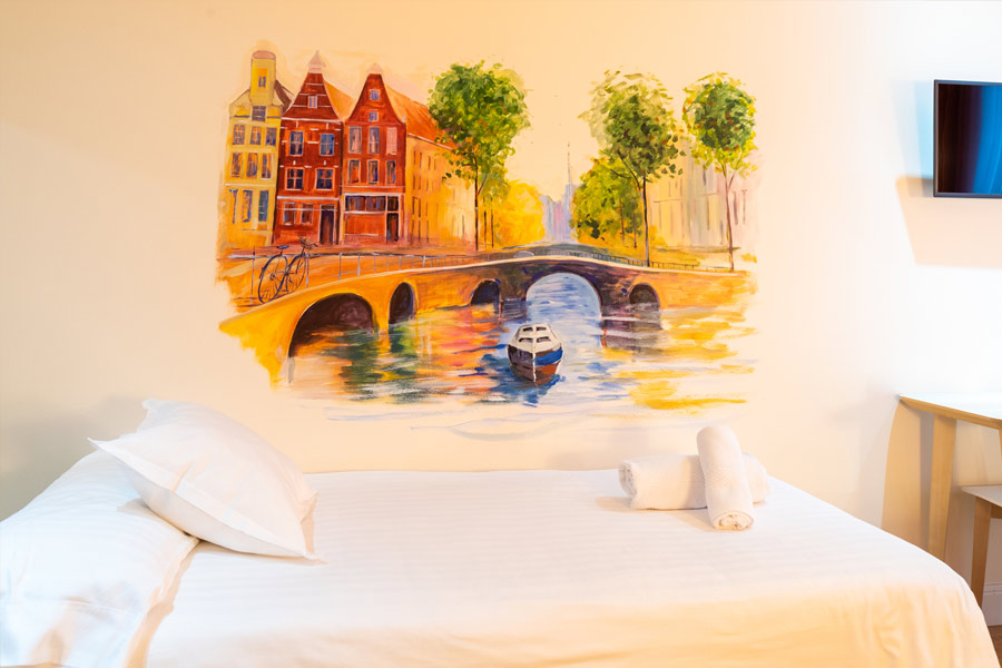 アムステルダムサンセバスチャンのUR-aldeホテルの部屋。